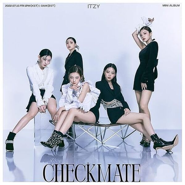 Explorez en détail l'album ITZY CHECKMATE édition standard, plongez dans son univers unique et découvrez les cartes cadeaux à collectionner pour les fans de k-pop.