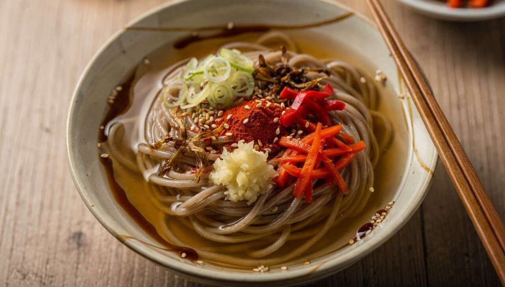 Nouilles aux légumes : recette de Janchi Guksu sauce soja